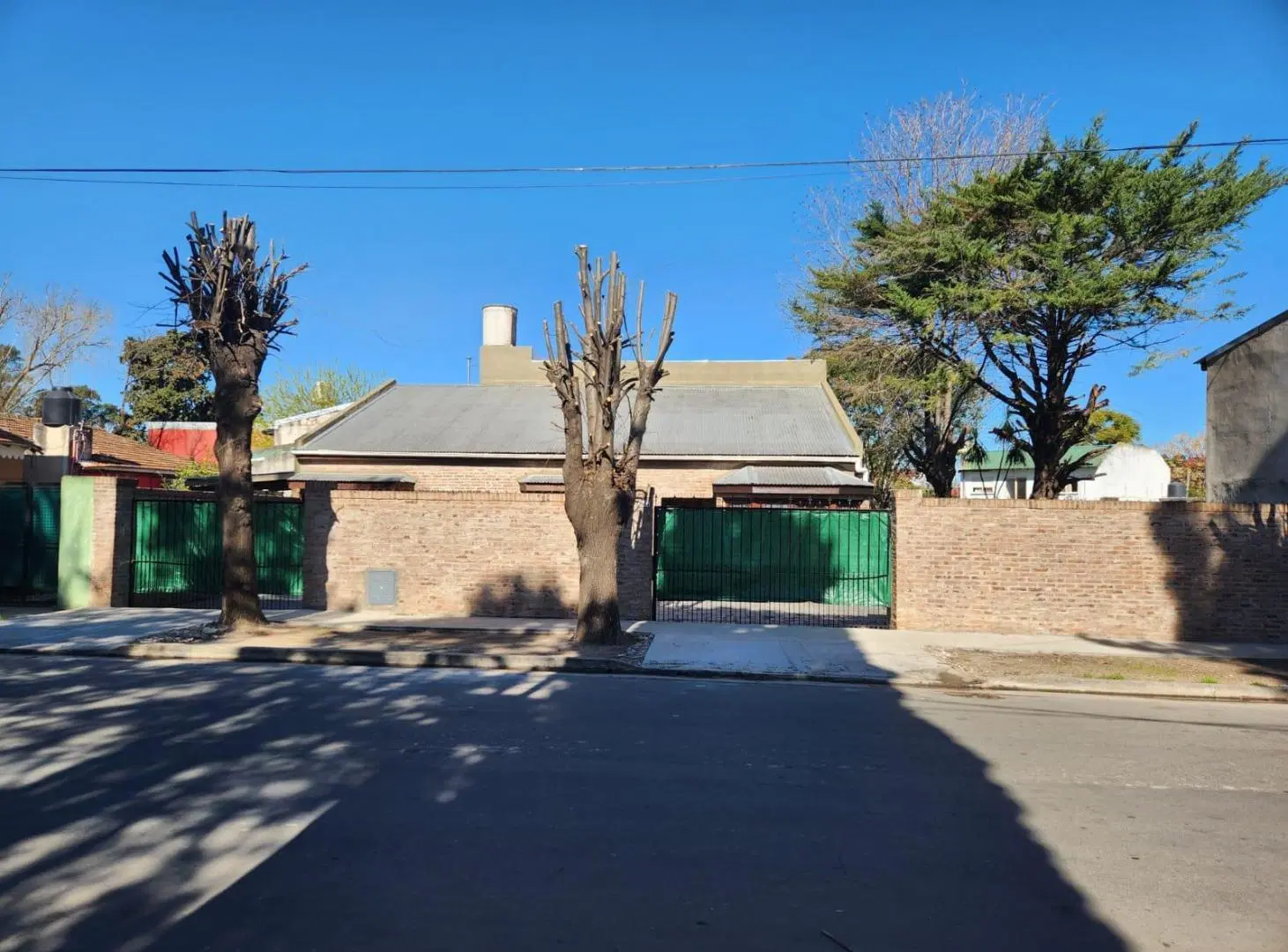 Casa en venta - 4 Dormitorios 2 Baños - 660mts2 - Ingeniero Adolfo Sourdeaux 3