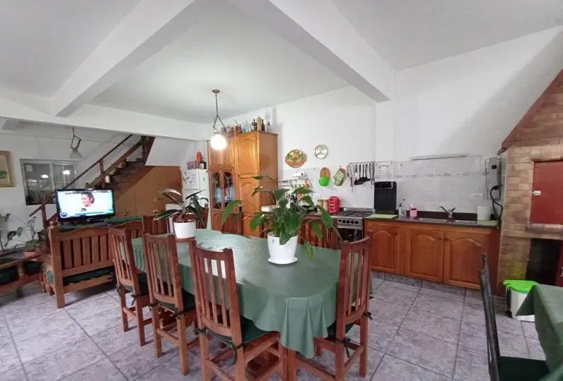 Casa en venta - 4 Dormitorios 2 Baños - Cochera - 300Mts2 - Laprida 3