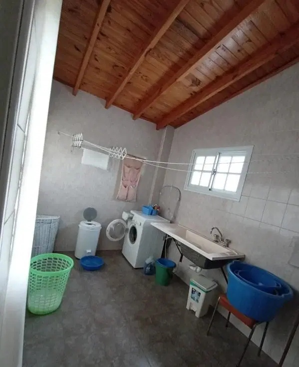 Casa en venta - 4 Dormitorios 2 Baños - Cochera - 300Mts2 - Laprida 5