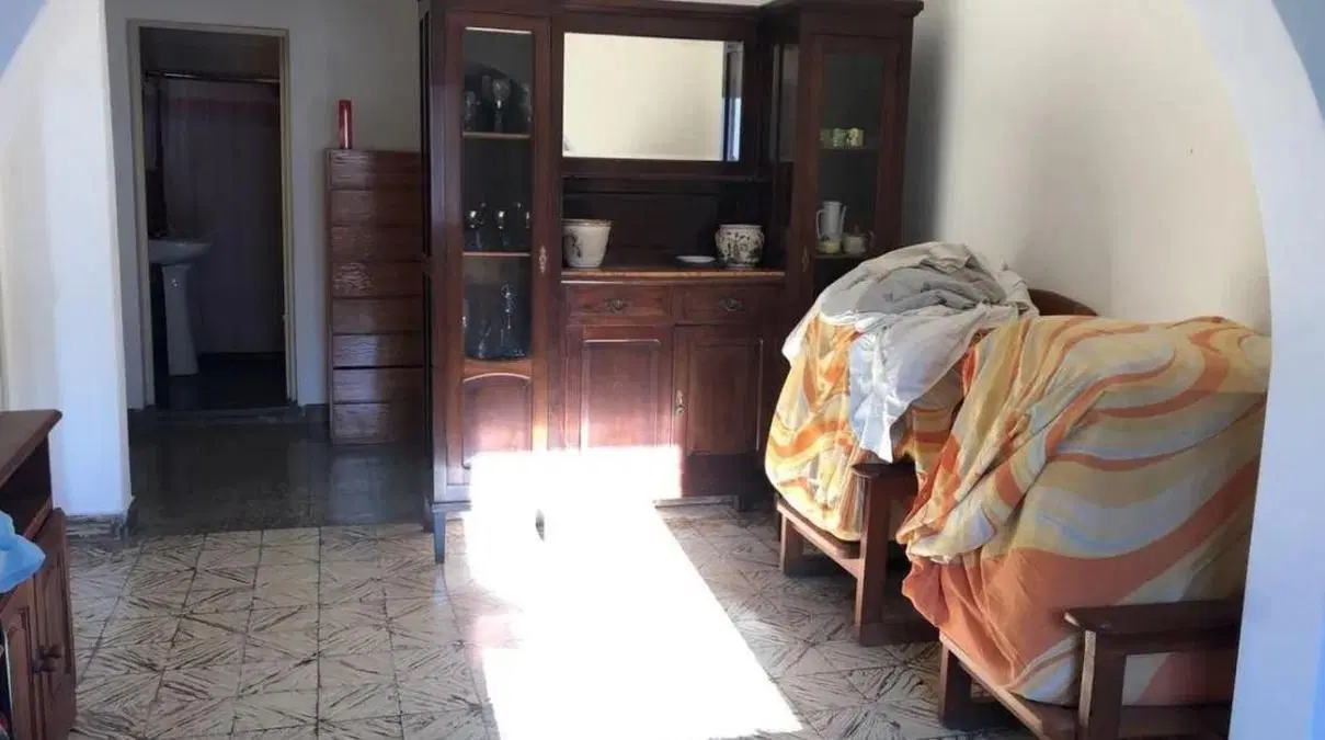 Casa en venta - 3 dormitorios, 1 baño - 120mts2 sobre lote de 300mts2 - Gambier 3