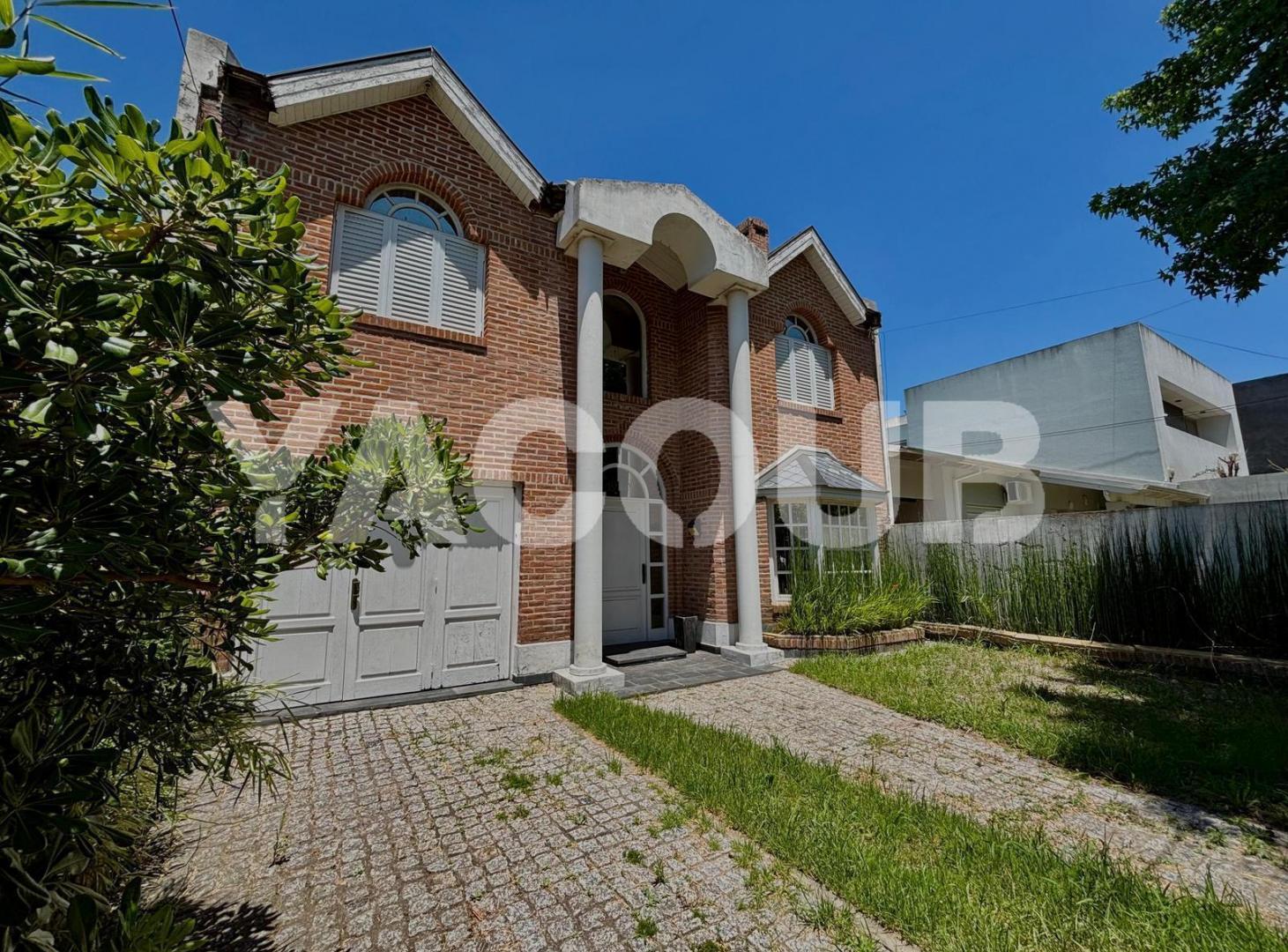 Casa en venta - 4 Dormitorios 4 Baños - Cocheras - Manuel B. Gonnet