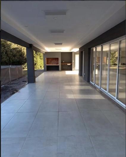 Casa en venta - 3 dormitorios 2 baños - pileta y parrilla - 922mts2 - Lujan