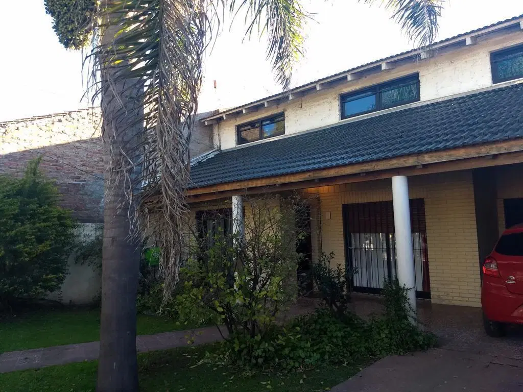 Casa en venta - 4 Dormitorios 2 Baños - Cochera - 400Mts2 - Moreno 5