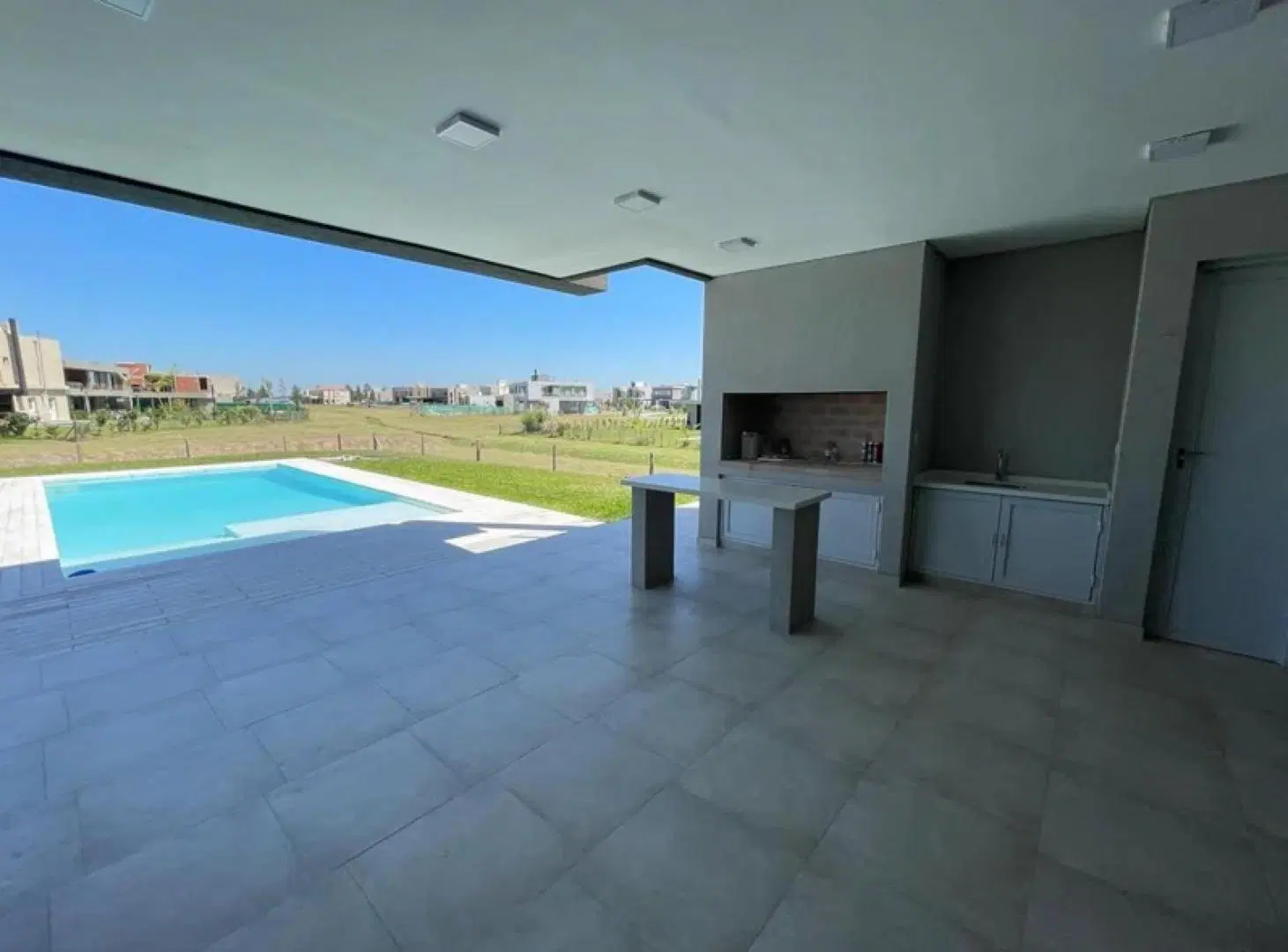 Casa en venta - 5 Dormitorios 2 Baños - Tristán Suarez 5
