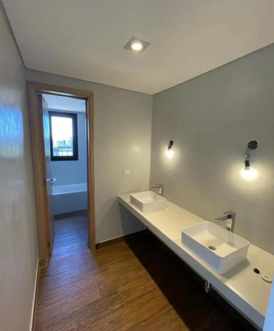 Casa en venta - 5 Dormitorios 2 Baños - Tristán Suarez 2