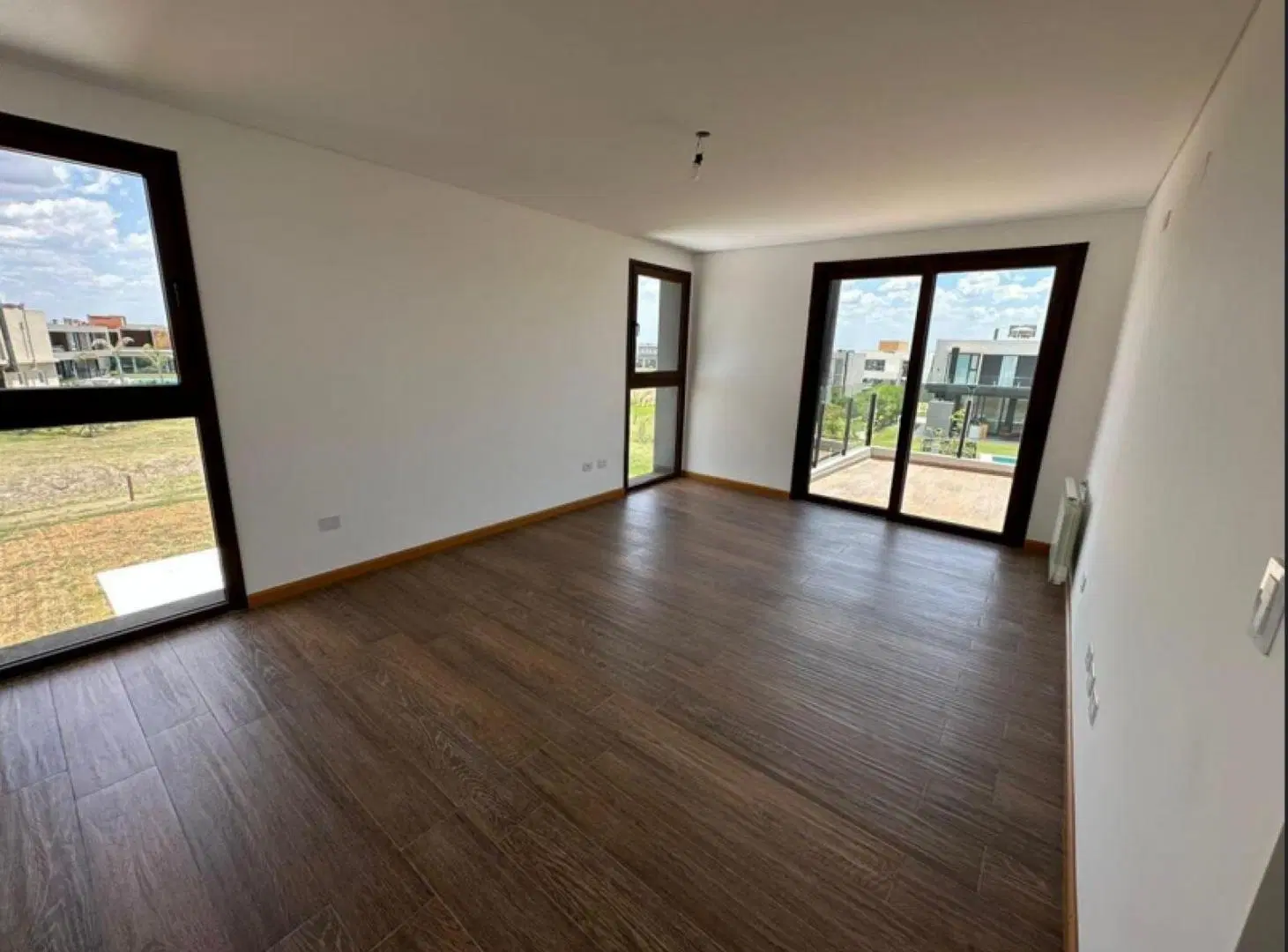 Casa en venta - 5 Dormitorios 2 Baños - Tristán Suarez 8