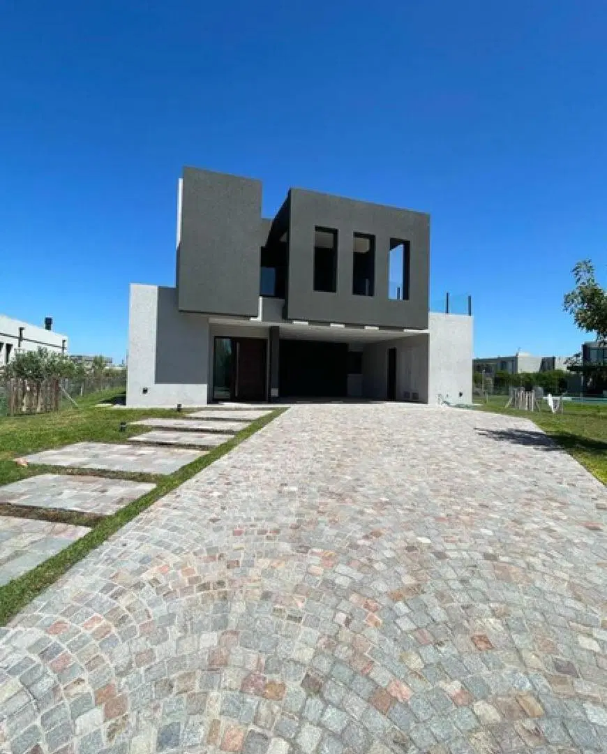 Casa en venta - 5 Dormitorios 2 Baños - Tristán Suarez 3
