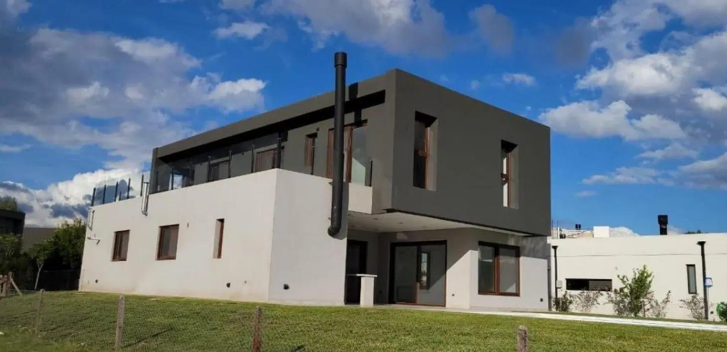 Casa en venta - 5 Dormitorios 2 Baños - Tristán Suarez 1
