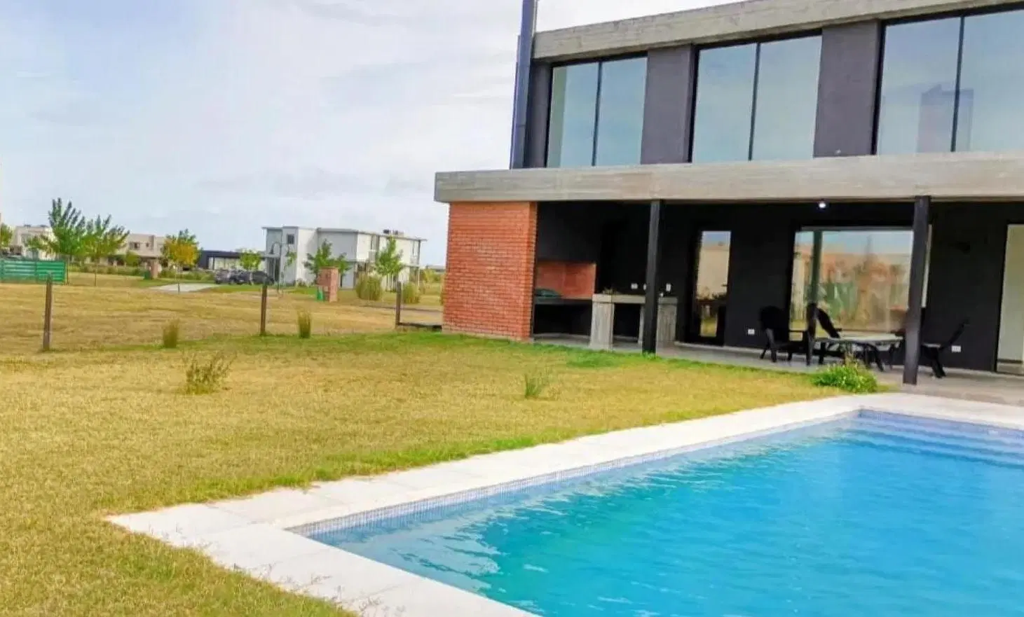 Casa en venta - 4 Dormitorios 4 Baños - Escobar 2