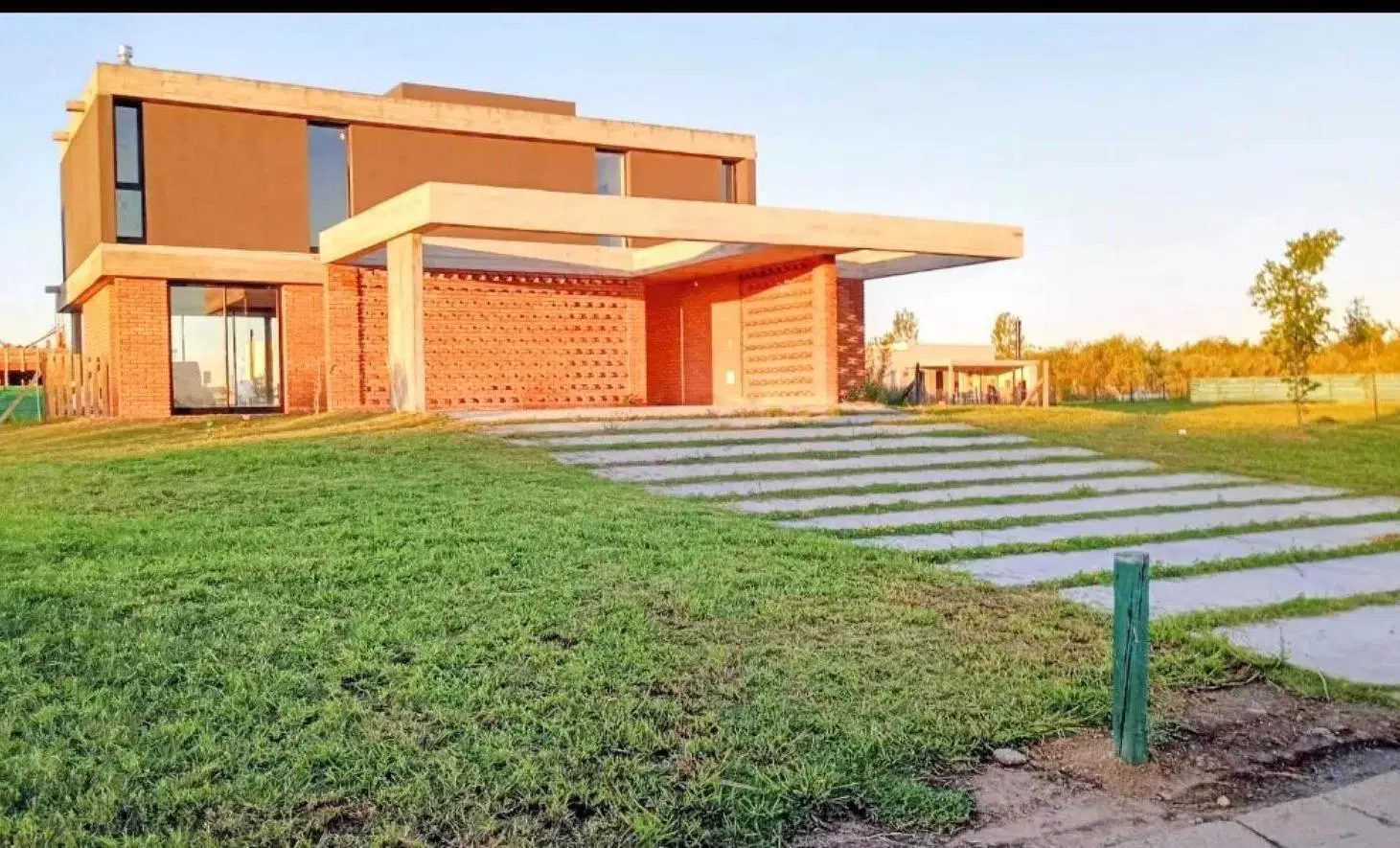 Casa en venta - 4 Dormitorios 4 Baños - Escobar 1