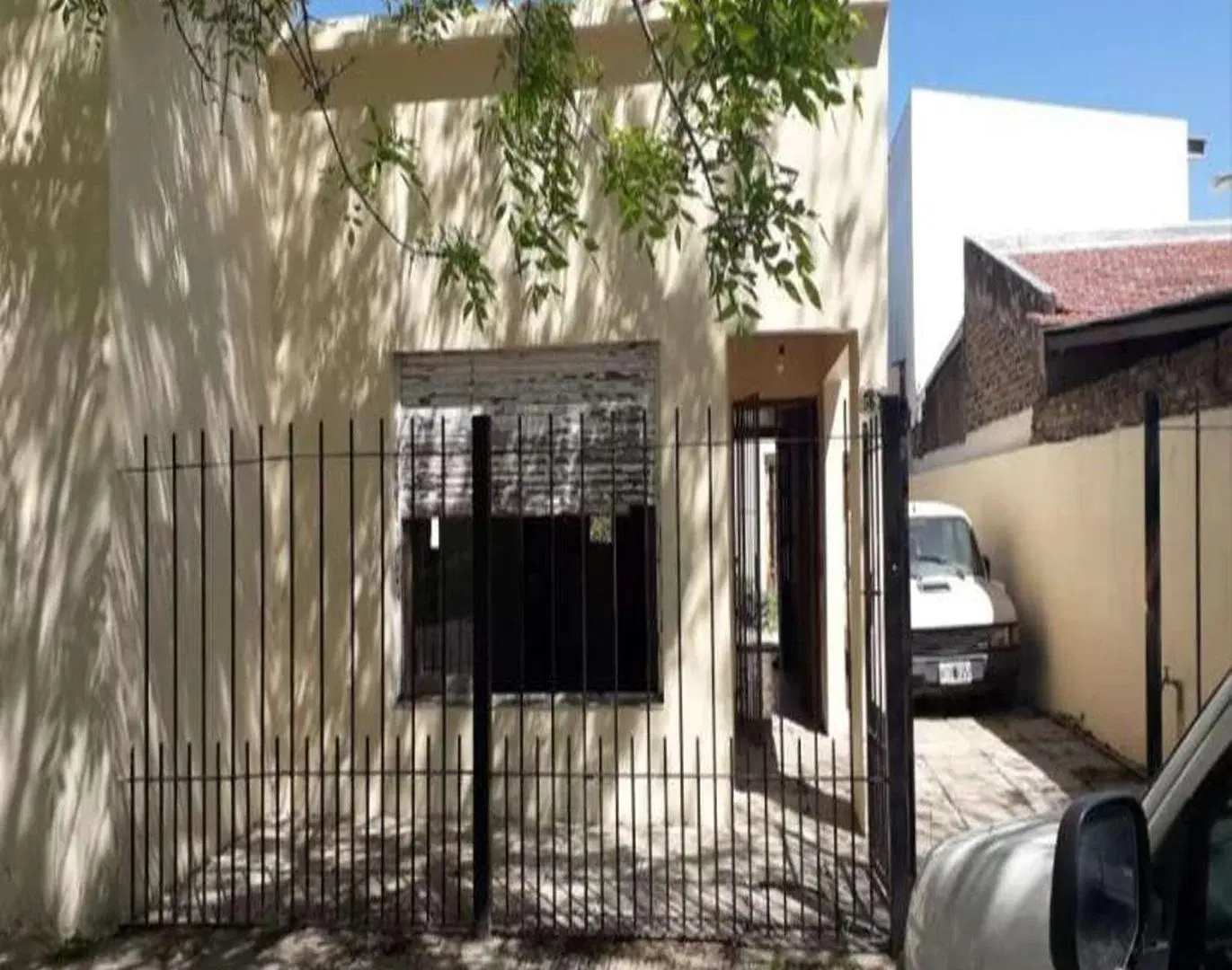 Casa en venta - 2 Dormitorios - 1 Baño - Cochera - La Plata 3