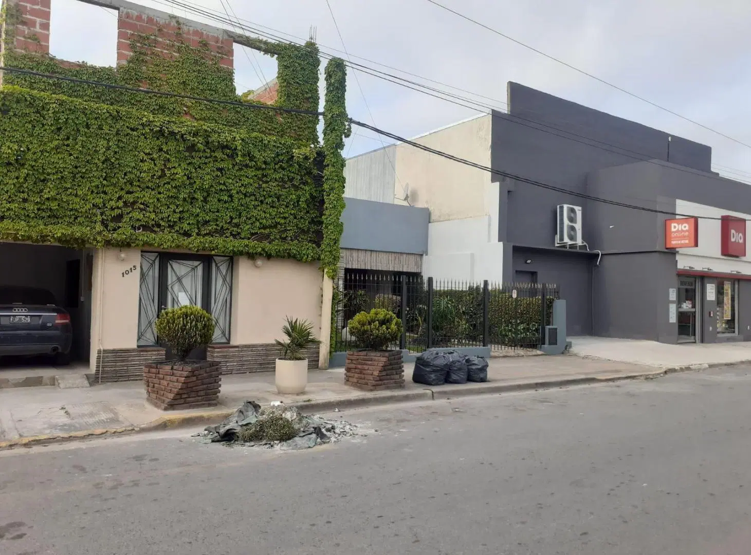 Casa en venta - 3 Dormitorios 2 Baños - Local - Cochera - 317Mts2 - Magdalena 2
