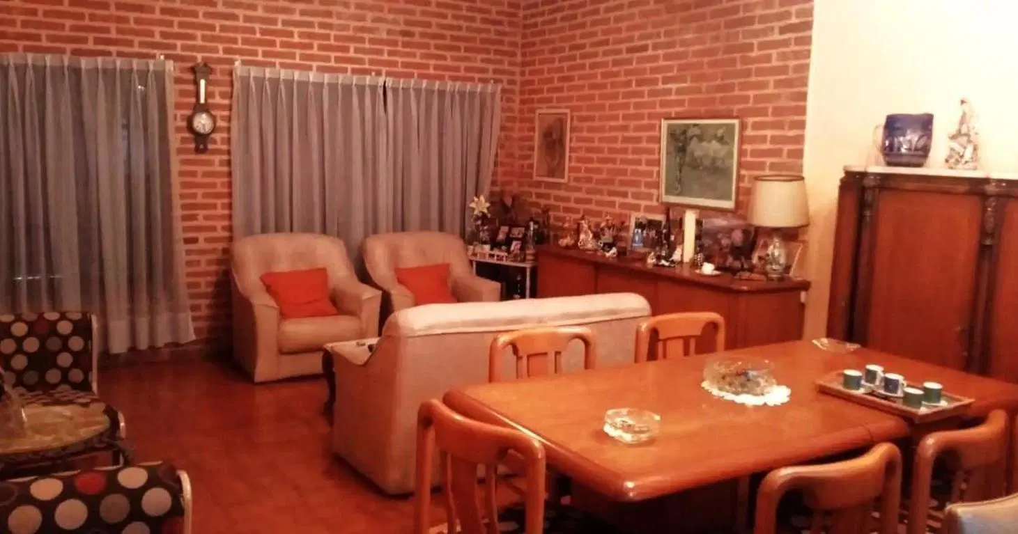 Casa en venta - 4 Dormitorios 3 Baños - 450Mts2 - Villa Luzuriaga 5