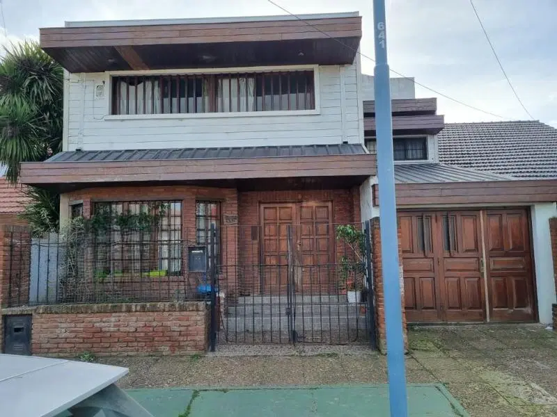 Casa en venta - 5 Dormitorios 3 Baños - 388Mts2 - Mar del Plata 1