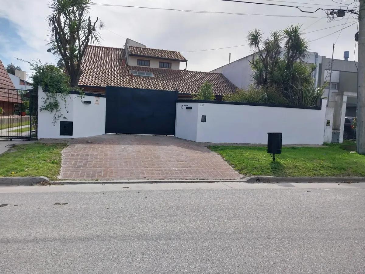 Casa en venta - 3 Dormitorios 2 Baños - Mar Del Plata