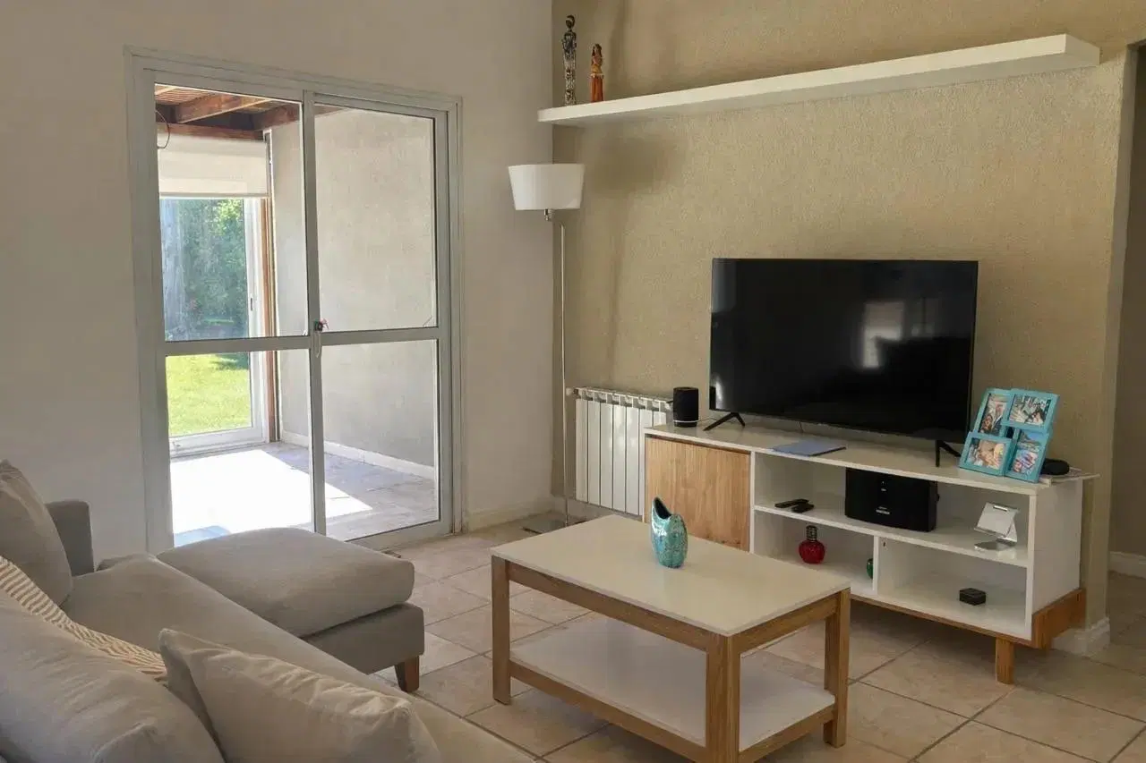 Casa en venta - 3 Dormitorios 2 Baños - Pilar 5