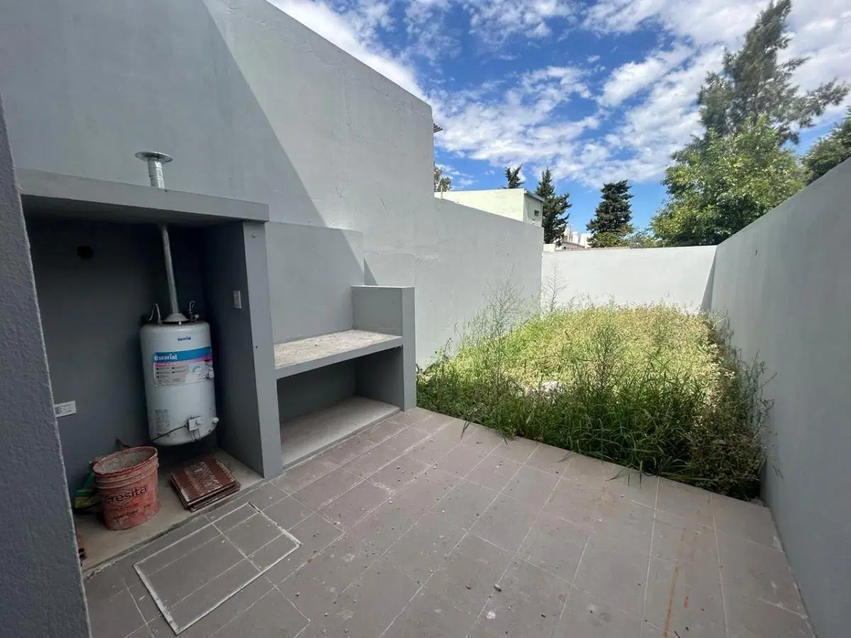 Casa en venta - 2 Dormitorios 2 Baños - La Plata 3