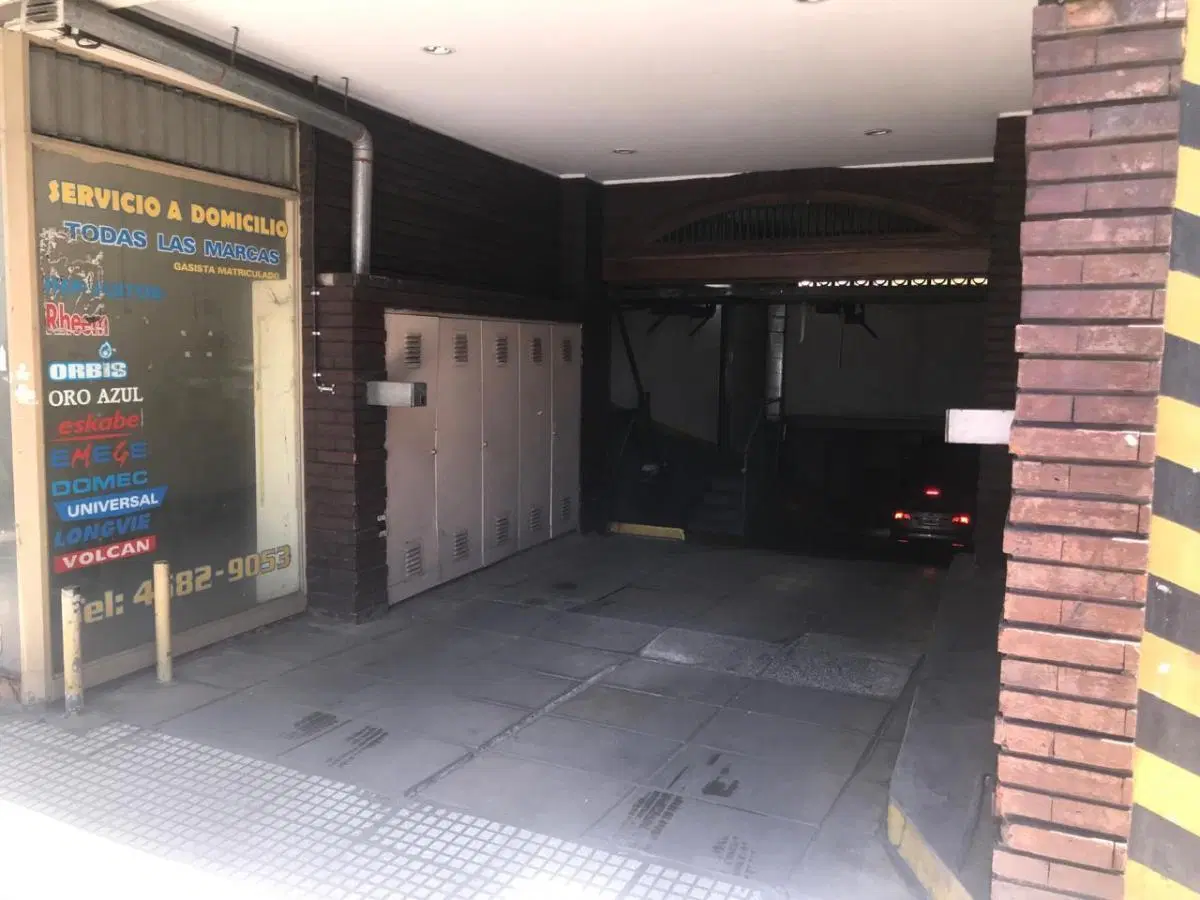 Cochera en venta - 15mts2 - Flores 3