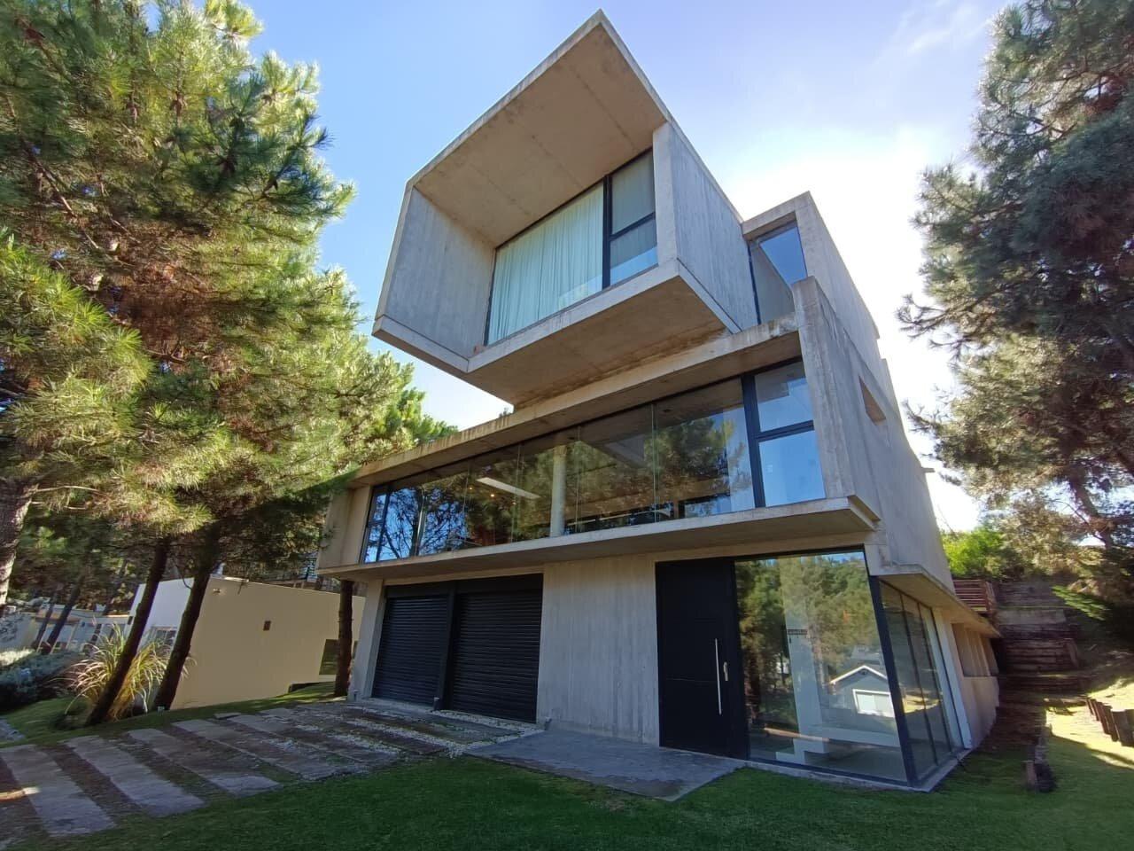 Casa en venta - 4 Dormitorios 5 Baños - Residencial I