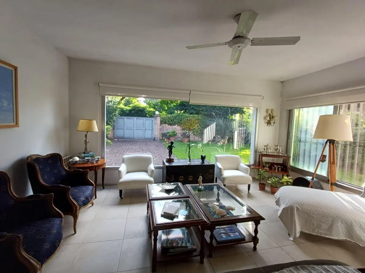 Casa en venta - 4 Dormitorios 4 Baños - San Isidro 2