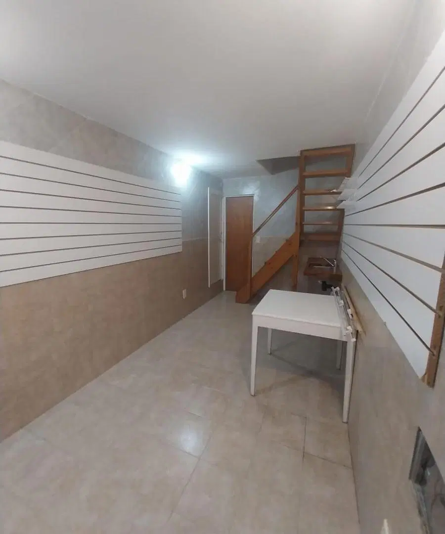 Casa en venta - 3 Dormitorios 1 Baño - Locales - 192Mts2 - Claromecó 2