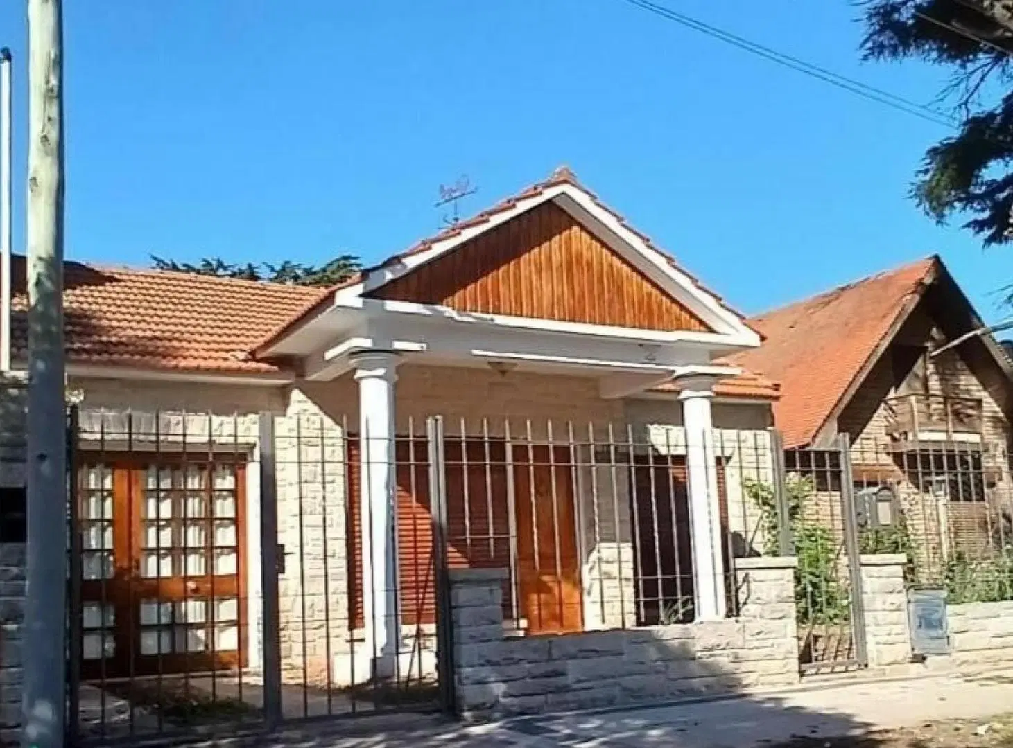 Casa en venta - 3 Dormitorios 2 Baños - Ringuelet 2
