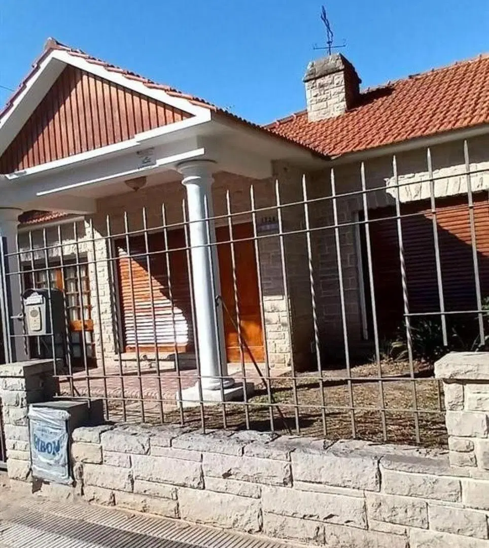 Casa en venta - 3 Dormitorios 2 Baños - Ringuelet 5