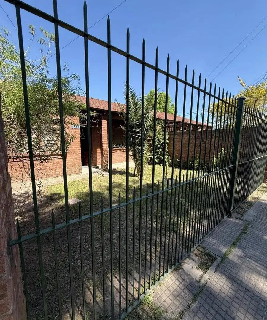 Casa en venta - 2 Dormitorios 1 Baño - Hurlingham 5