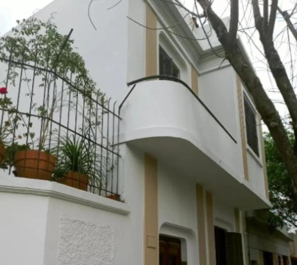 Casa en venta - 5 Dormitorios 2 Baños - Avellaneda 8