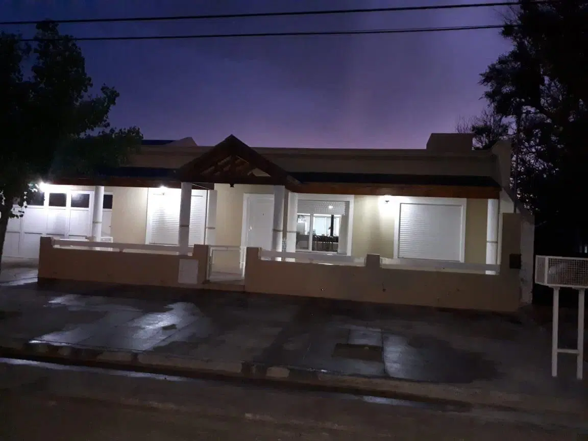 Casa en venta - 3 dormitorios y 3 baños - 200mts2 - Claromeco 5