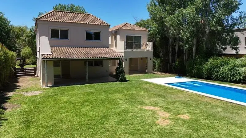 Casa en venta - 5 Dormitorios 4 Baños - Pilar 2