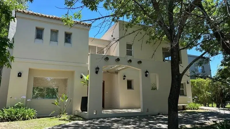 Casa en venta - 5 Dormitorios 4 Baños - Pilar 5