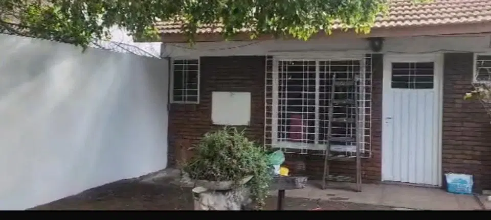 Casa en venta - 4 Dormitorios 6 Baños - Quilmes 3