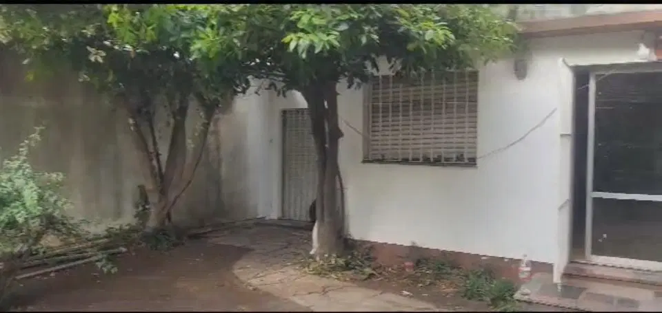 Casa en venta - 4 Dormitorios 6 Baños - Quilmes 2