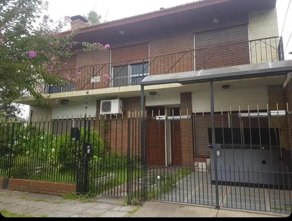 Casa en venta - 4 Dormitorios 6 Baños - Quilmes 1