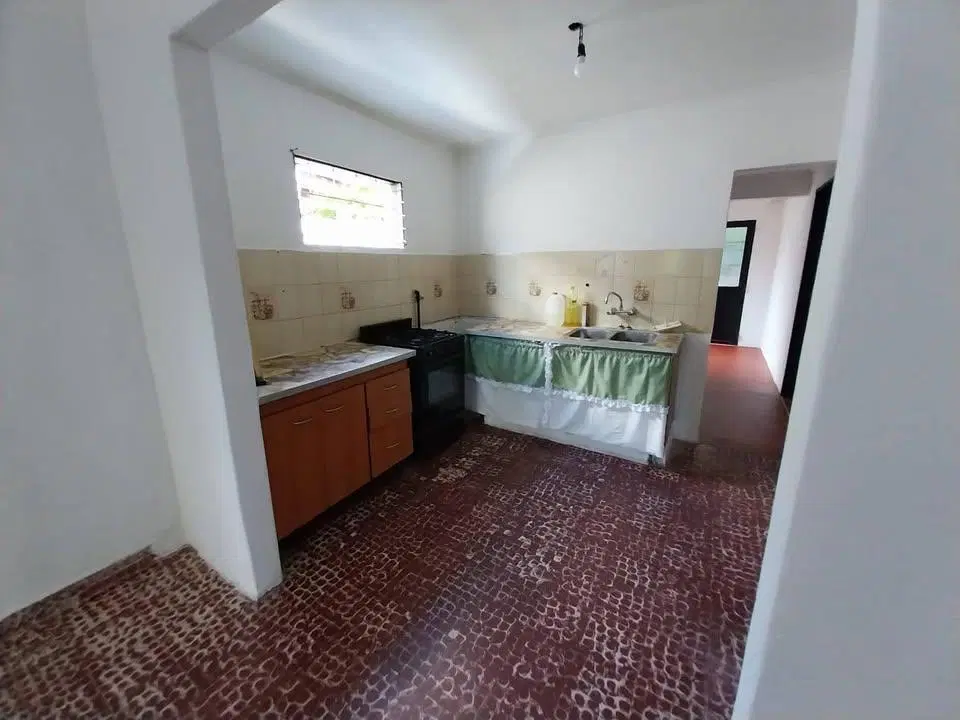 Casa en venta - 3 Dormitorios 1 Baño - Tolosa 2