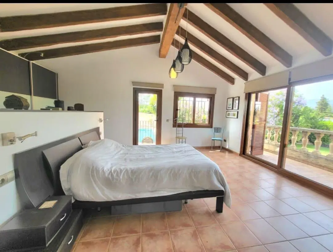 Casa en venta - 5 Dormitorios 3 Baños - Cochera - 1.200Mts2 - España 4