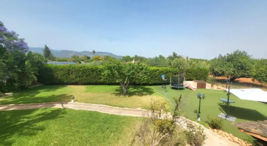 Casa en venta - 5 Dormitorios 3 Baños - Cochera - 1.200Mts2 - España 3