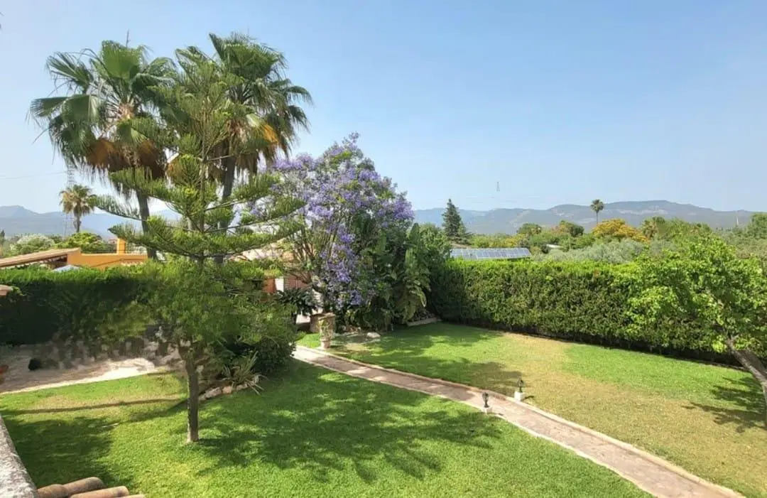 Casa en venta - 5 Dormitorios 3 Baños - Cochera - 1.200Mts2 - España 1