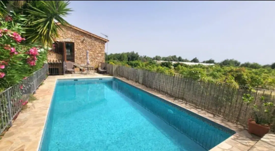 Casa en venta - 5 Dormitorios 3 Baños - Cochera - 1.200Mts2 - España 5