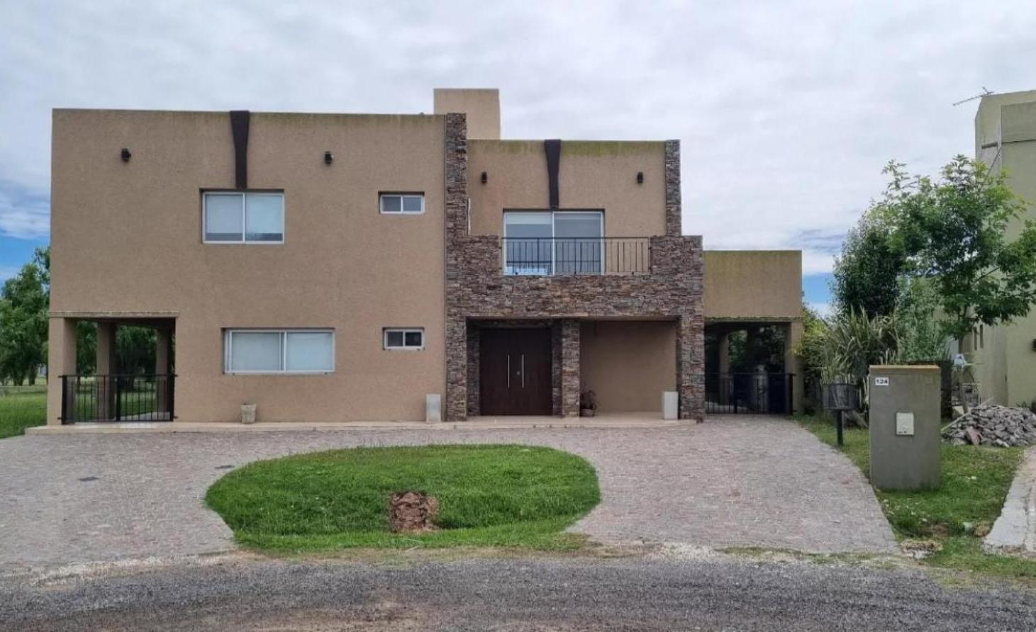 Casa en venta - 4 Dormitorios 4 Baños - San Vicente