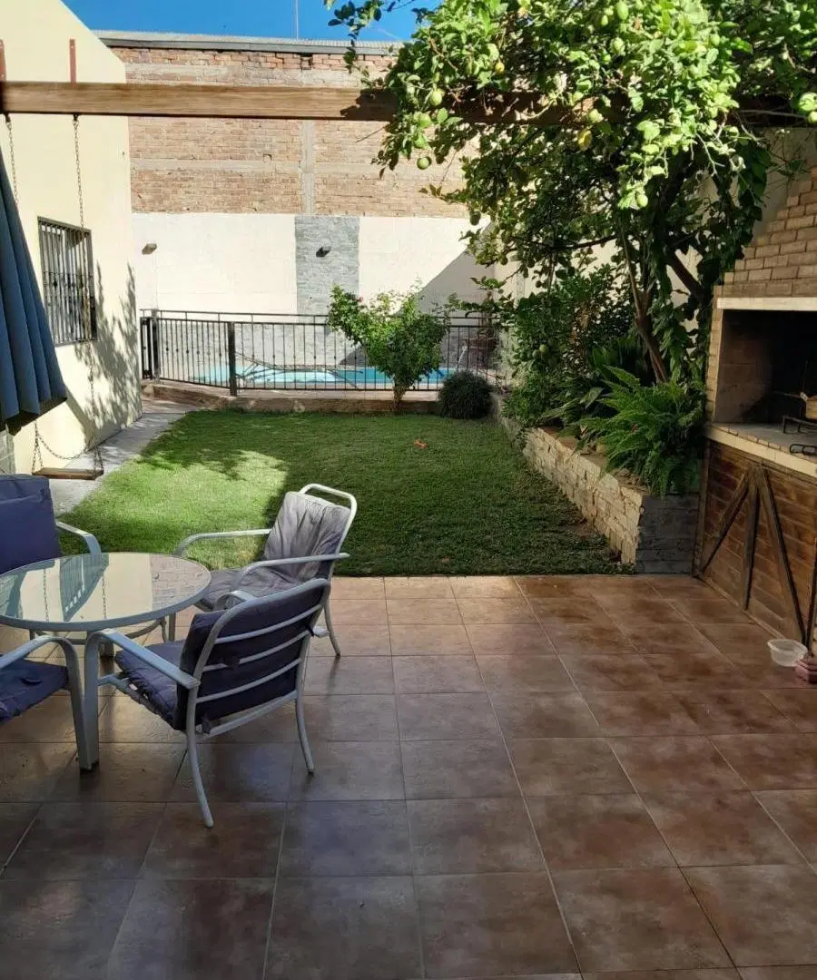Casa en venta - 5 Dormitorios 4 Baños - 340Mts2 - Las Heras 5