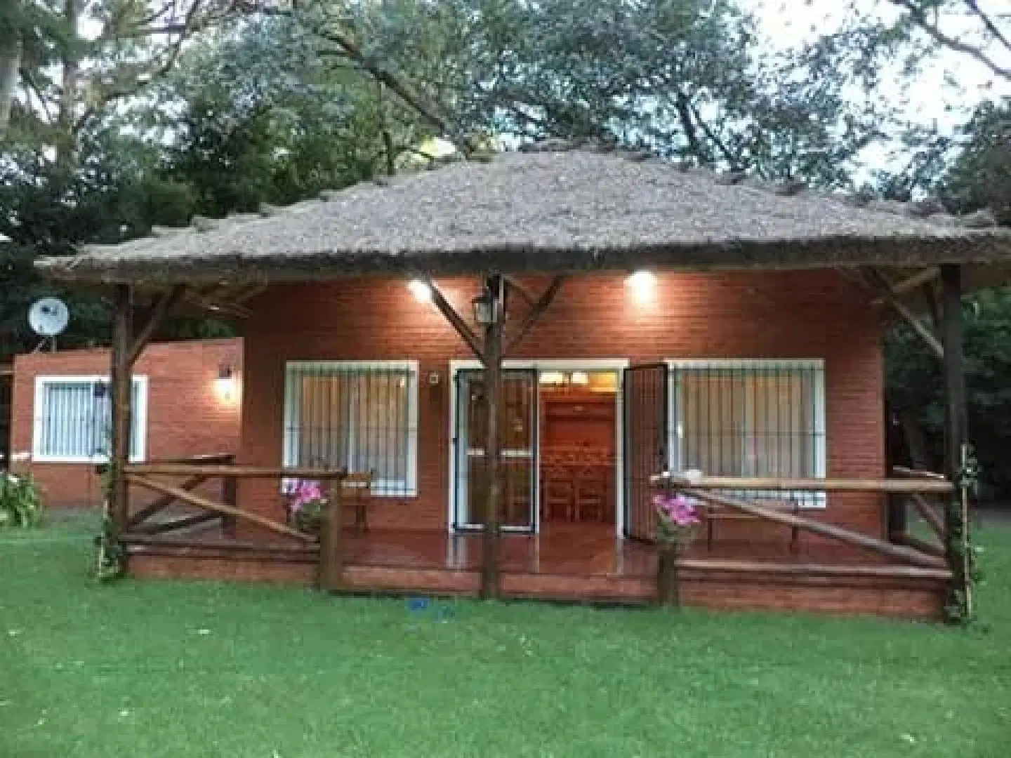 Casa en venta - 2 dormitorios 1 baño - patio y pileta - 3200 mts2 - Coronel Brandsen 5