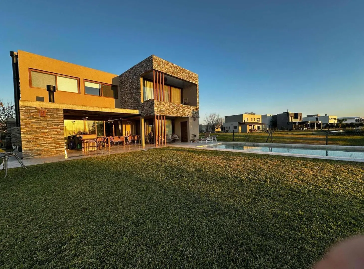 Casa en venta - 5 Dormitorios 6 Baños - Escobar 3