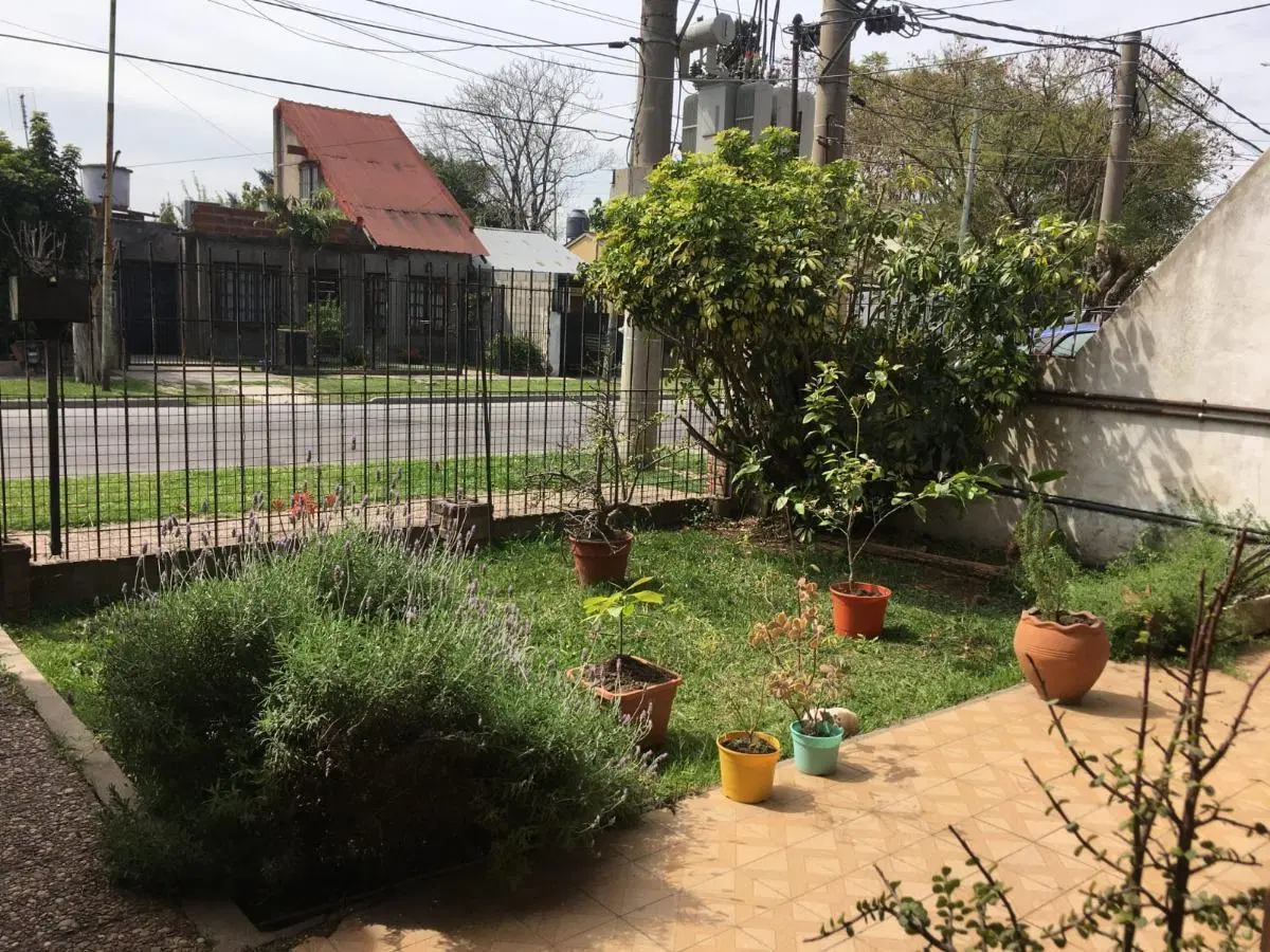 Casa en venta - 5 Dormitorios 2 Baños - Cochera - Morón 2