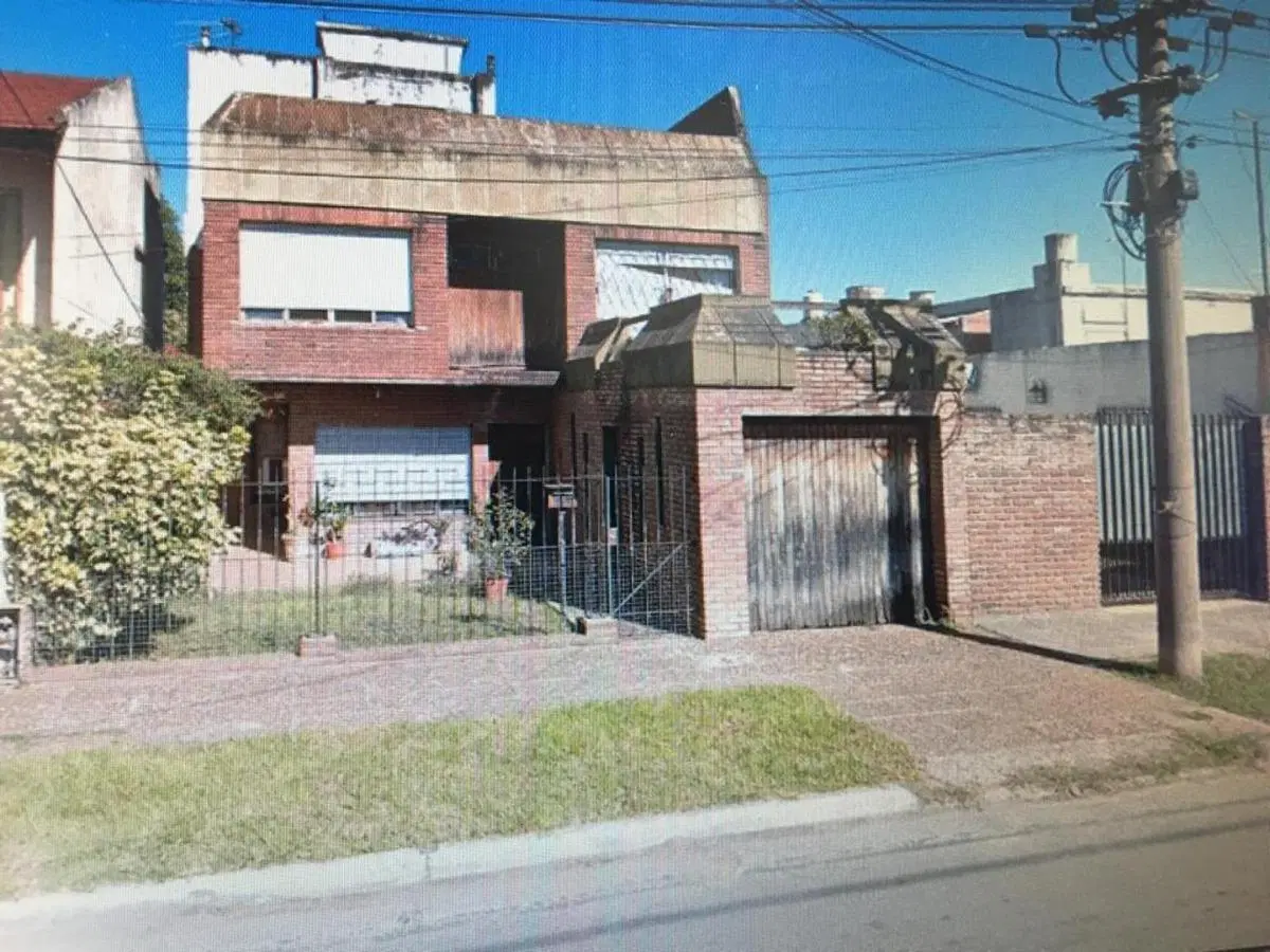Casa en venta - 5 Dormitorios 2 Baños - Cochera - Morón 5