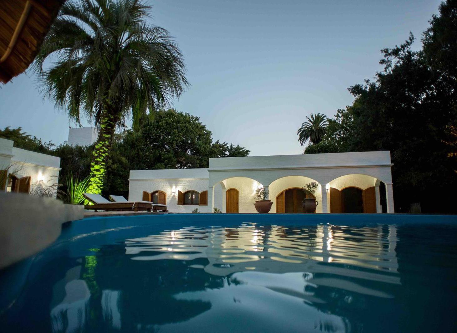 Foto de Casa en venta - 7 dormitorios 4 baños - 450mts2 - Villa Elisa, imagen 2