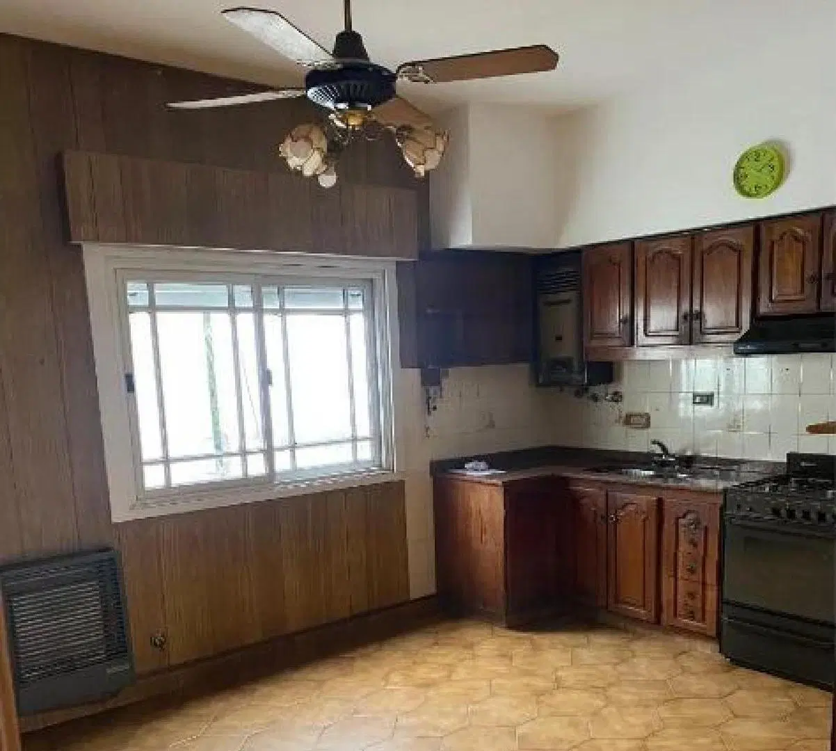 Casa en venta - 4 Dormitorios 2 Baños - 390mts2 - Tres de Febrero 3