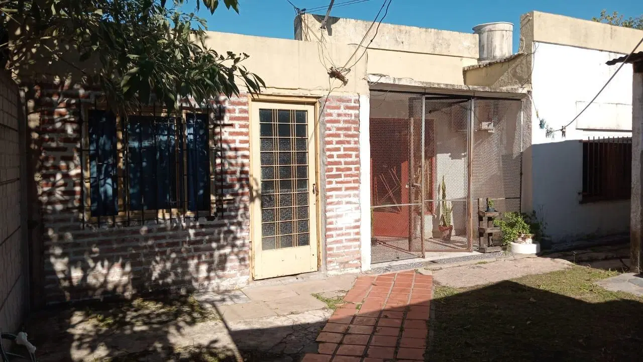 Casa en venta - 3 Dormitorios 2 Baños - Los Hornos 5