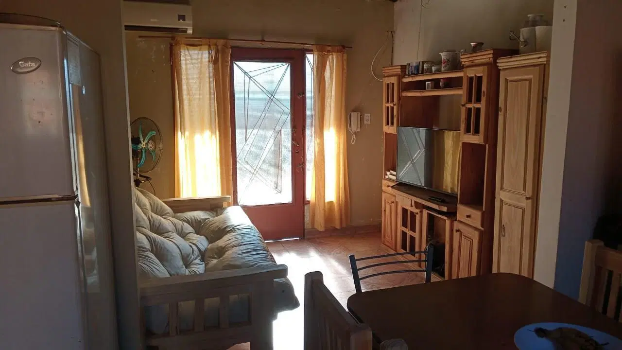 Casa en venta - 3 Dormitorios 2 Baños - Los Hornos 4
